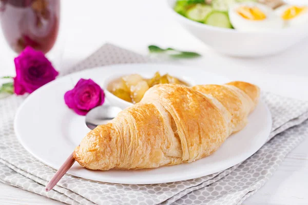 Pequeno Almoço Mingau Aveia Com Ovo Cozido Pepino Croissant Geléia — Fotografia de Stock