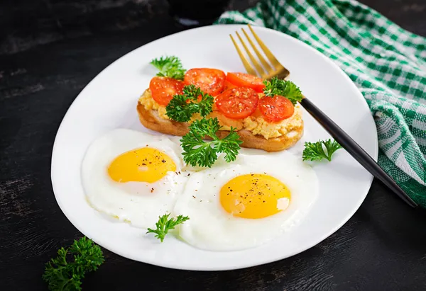 Gebratene Eier Und Ein Gegrilltes Hühnerpastete Sandwich Auf Dunklem Hintergrund — Stockfoto