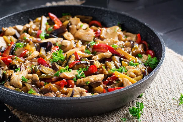 Fritar Com Frango Berinjela Abobrinha Pimentão Doce Comida Chinesa — Fotografia de Stock