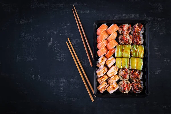 Asiatisk Mat Sushi Rullar Svart Bakgrund Ovanifrån Ovan — Stockfoto