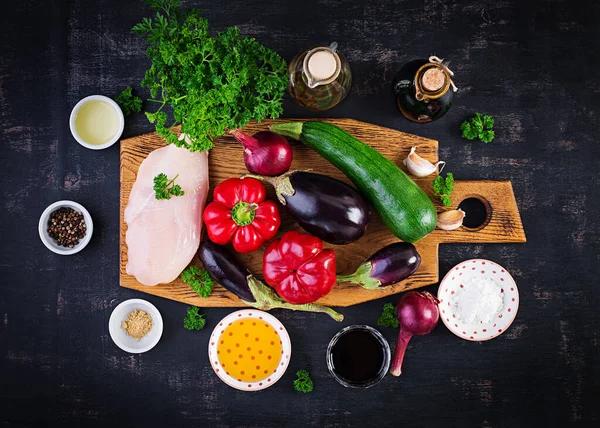 Ingredienser För Omrörning Stek Med Kyckling Aubergine Zucchini Och Paprika — Stockfoto