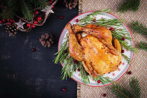 Pollo Pavo Horno Mesa Navidad Sirve Con Pavo Decorado Con — Foto de Stock