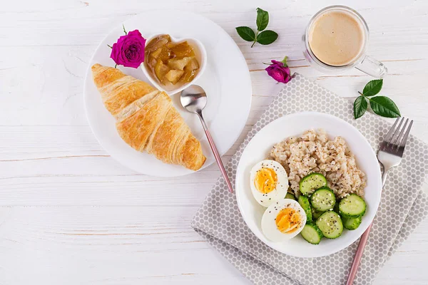 Reggeli Zabkása Főtt Tojással Uborkával Croissanttal Lekvárral Kávéval Egészséges Kiegyensúlyozott — Stock Fotó