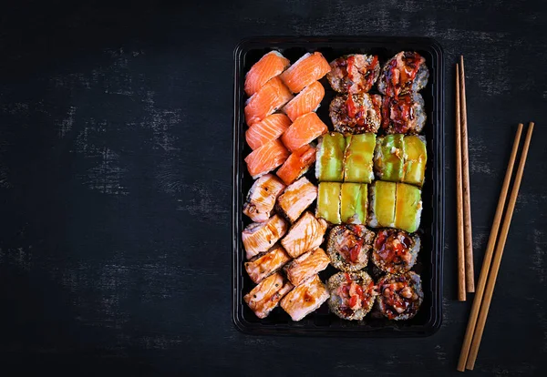 Asiatisches Essen Sushi Rollt Auf Schwarzem Hintergrund Draufsicht Oben — Stockfoto