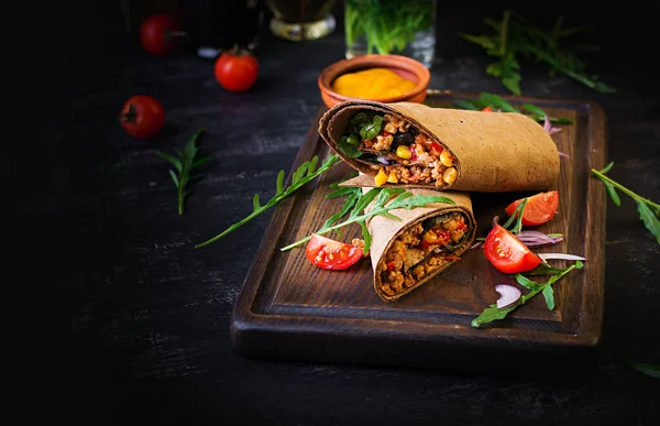 Burritos Envolve Carne Bovina Legumes Fundo Madeira Escura Burrito Carne — Fotografia de Stock