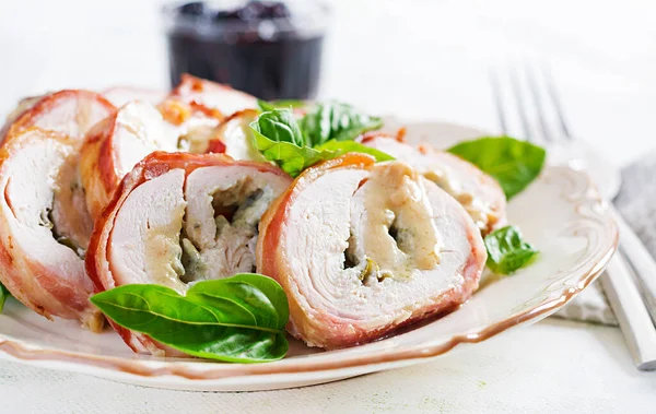 Gebakken Kippenbroodjes Met Basilicum Kaas Bord Gezonde Lunch Keto Dieet — Stockfoto