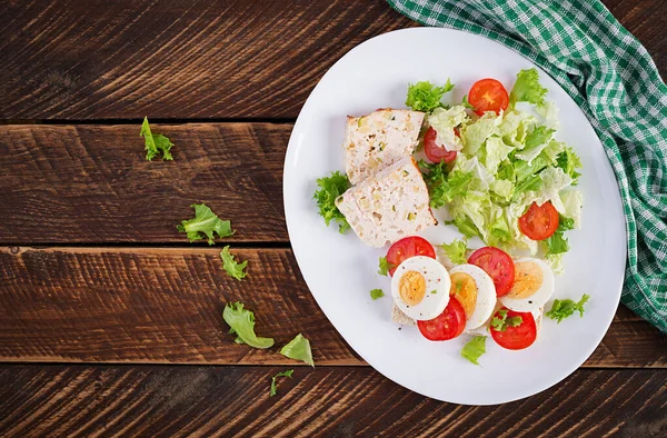 Bord Met Een Keto Dieet Voedsel Sandwich Met Gekookt Tomaten — Stockfoto