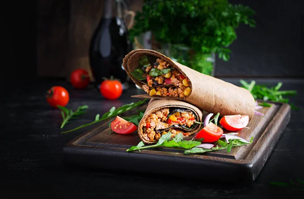 Burritos Zábaly Hovězím Zeleninou Tmavém Dřevěném Pozadí Hovězí Burrito Mexické — Stock fotografie