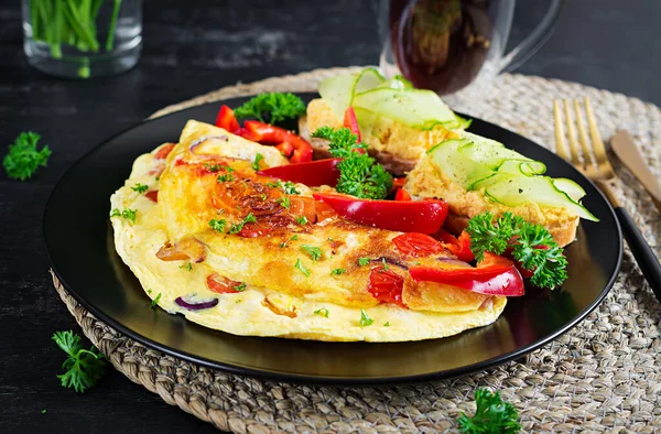 Pequeno Almoço Omelete Com Páprica Queijo Tomate Com Sanduíches Prato — Fotografia de Stock