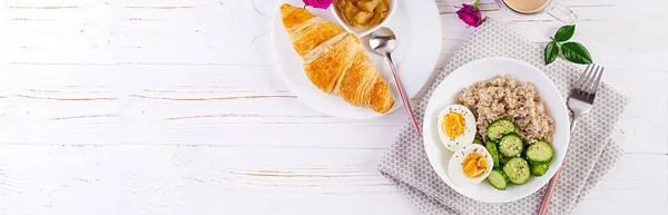 Bubur Oatmeal Sarapan Dengan Telur Rebus Mentimun Dan Croissant Selai — Stok Foto