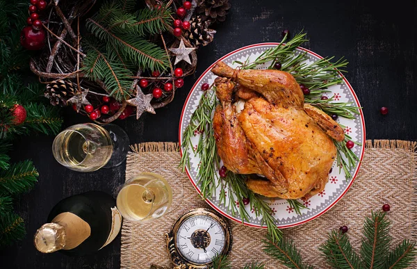 Pollo Pavo Horno Mesa Navidad Sirve Con Pavo Decorado Con — Foto de Stock