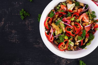 Salata fırınlanmış patlıcan ve taze domates. Sıcak patlıcan salatası. Üst manzara, düz uzanma