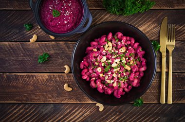 Pancar humusu ve kremalı fındık soslu vejetaryen makarna. Vejetaryen yemeği. İtalyan yemeği. Üst görünüm