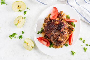 Baharat ve elmayla fırında pişirilmiş hindi budu. Şükran Günü yemeği. Üst görünüm, genel görünüm