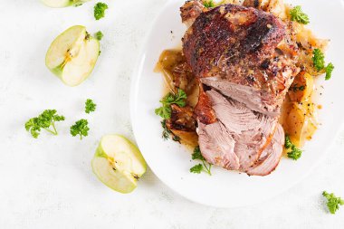 Baharat ve elmayla fırında pişirilmiş hindi budu. Şükran Günü yemeği. Üst görünüm, genel görünüm