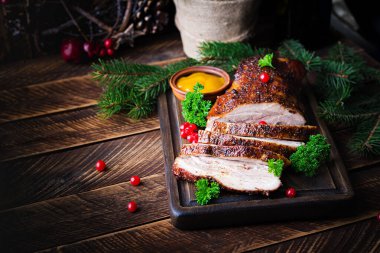 Pişmiş domuz göbeği ve şifalı otlar. Haşlanmış domuz eti. Şenlikli Noel masası.