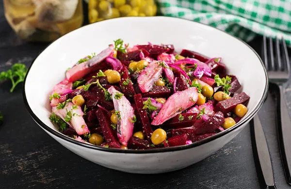 Salat Med Sild Grønne Ærter Rødbeder Fyldt Med Vegetabilsk Olie - Stock-foto