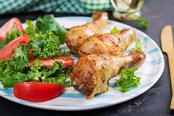 Palitos Pollo Horno Ensalada Fresca Sobre Fondo Oscuro — Foto de Stock