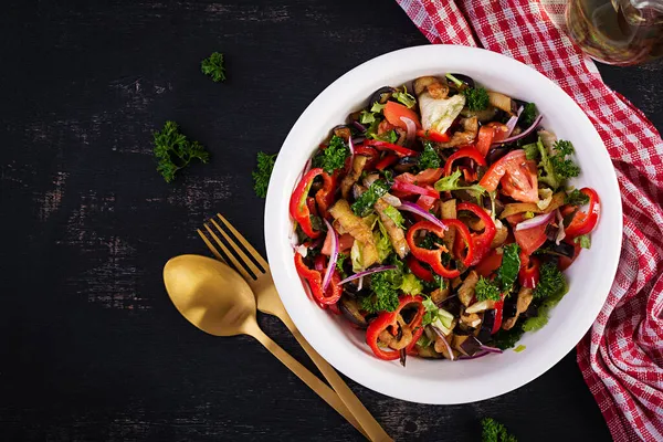 Salat Mit Auberginen Und Frischen Tomaten Warmer Auberginensalat Draufsicht Flache — Stockfoto