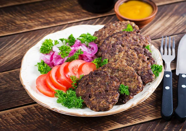 Kyckling Lever Pannkakor Med Grönsaker Trä Bakgrund Stekt Kycklinglever Fritters — Stockfoto