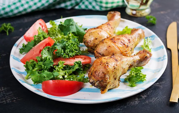 Bâtonnets Poulet Cuits Four Salade Fraîche Sur Fond Sombre — Photo