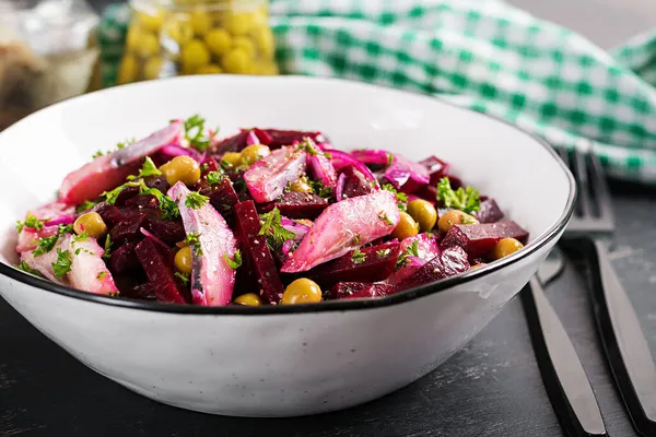 Salat Med Sild Grønne Ærter Rødbeder Fyldt Med Vegetabilsk Olie - Stock-foto