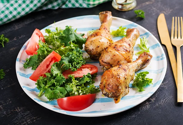 Palitos Pollo Horno Ensalada Fresca Sobre Fondo Oscuro — Foto de Stock