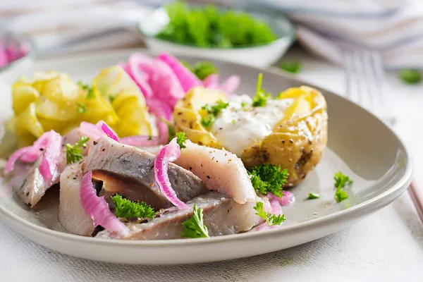 Hering Mit Bratkartoffeln Zwiebeln Und Eingelegter Gurke Auf Einem Teller — Stockfoto