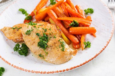 Karamelli havuçla süslenmiş kızarmış tavuk filetosu. Akşam yemeği.