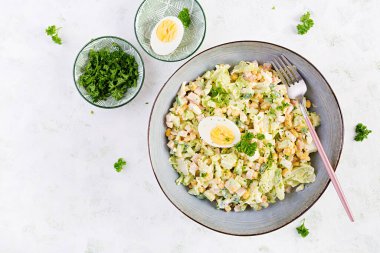 Jambonlu, salatalıklı, haşlanmış yumurta, sade mısır ve mayonezli şenlik salatası. Üst görünüm, yukarıda