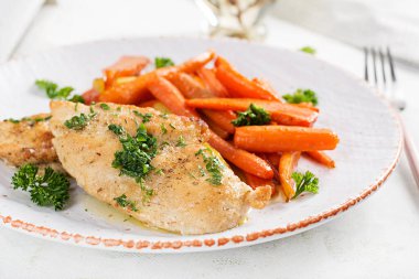 Karamelli havuçla süslenmiş kızarmış tavuk filetosu. Akşam yemeği.