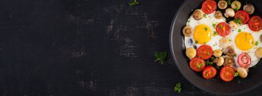 Yağda yumurta, mantar ve domates. Keto, paleo kahvaltısı. Üst görünüm, afiş