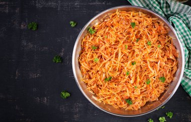 Koyu arka planda lahana yahnisi. Kırsal tarzda. Üst manzara, düz uzanma