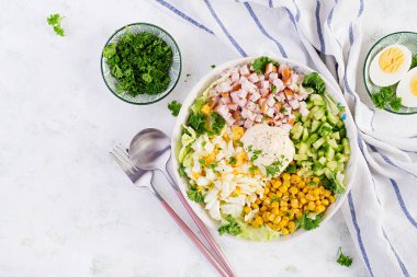 Jambonlu, salatalıklı, haşlanmış yumurta, sade mısır ve mayonezli şenlik salatası. Üst görünüm, yukarıda