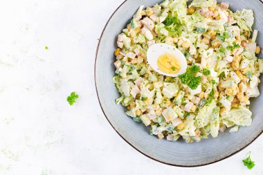 Jambonlu, salatalıklı, haşlanmış yumurta, sade mısır ve mayonezli şenlik salatası. Üst görünüm, yukarıda