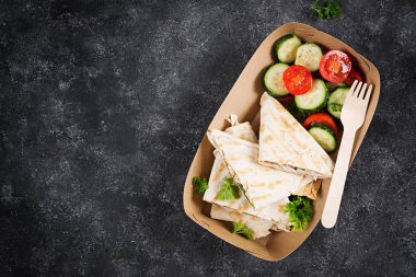 Tavuklu, domatesli ve peynirli Quesadilla. Meksika mutfağı. Üst görünüm