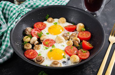 Yağda yumurta, mantar ve domates. Keto, paleo kahvaltı..