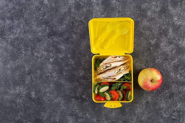 Skolans Lunchlåda Friska Lunchlåda Med Tortilla Wraps Fyllda Kyckling Filé — Stockfoto