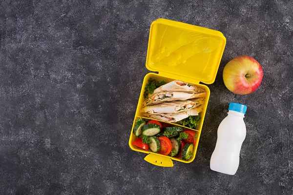 Шкільна Обідня Скринька Здорова Обідня Коробка Обгортанням Тортильї Фаршированим Курячим — стокове фото