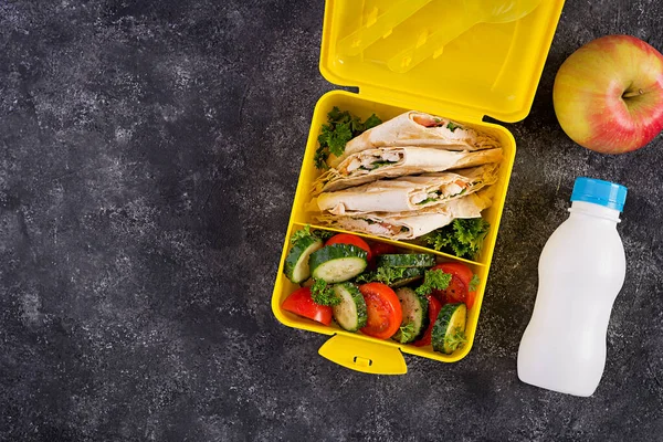 Szkolne Pudełko Lunch Zdrowe Pudełko Lunch Tortillą Nadzieniem Kurczaka Serem — Zdjęcie stockowe