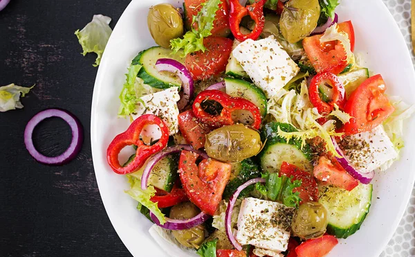 希腊沙拉 新鲜西红柿 红洋葱 羊乳酪和青橄榄 健康的素食 — 图库照片