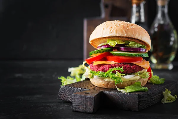 Egészséges Vegán Cékla Burger Paradicsommal Uborkával Vöröshagymával Szósszal Sötét Háttér — Stock Fotó