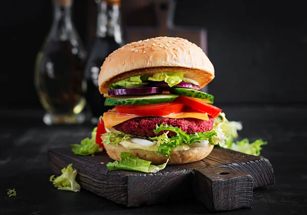 Hambúrgueres Beterraba Vegan Saudáveis Com Tomate Pepino Cebola Vermelha Molho — Fotografia de Stock