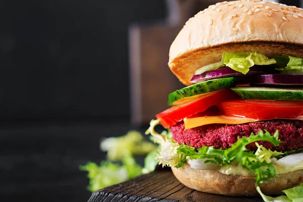 Hambúrgueres Beterraba Vegan Saudáveis Com Tomate Pepino Cebola Vermelha Molho — Fotografia de Stock