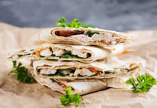 Κοτόπουλο Quesadillas Ντομάτες Τυρί Και Βότανα Μεξικάνικη Κουζίνα — Φωτογραφία Αρχείου