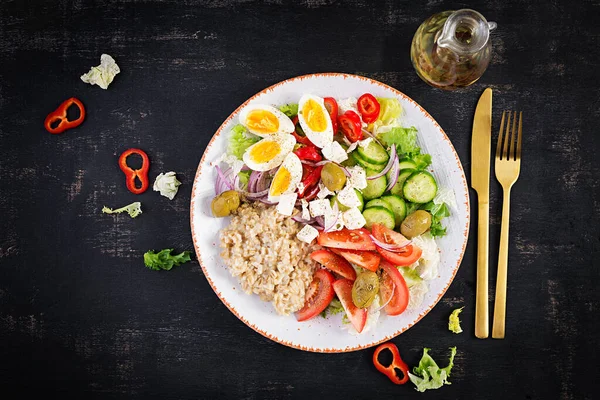 Frukostgröt Med Grekisk Sallad Tomater Gurkor Oliver Fetaost Och Ägg — Stockfoto