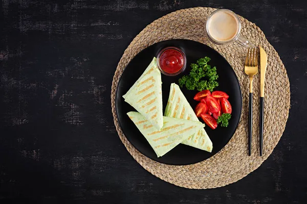 Hembakat Tunnbröd Med Ost Tomater Och Gröna Örter Traditionellt Tunnbröd — Stockfoto