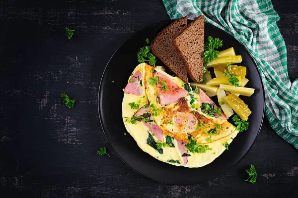 Omelet Dengan Sosis Rebus Dan Rempah Rempah Disajikan Dengan Mentimun — Stok Foto