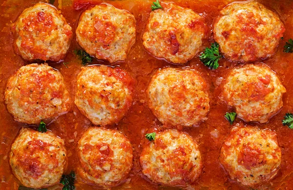 Paprika ve domates soslu tavuk köftesi. Hindi köftesi. Arkaplan, doku