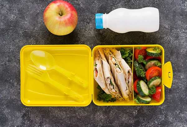 Szkolne Pudełko Lunch Zdrowe Pudełko Lunch Tortillą Nadzieniem Kurczaka Serem — Zdjęcie stockowe